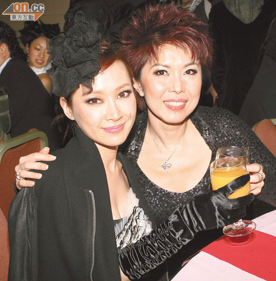 關心妍（左）在慶功宴上向關菊英敬酒道歉。