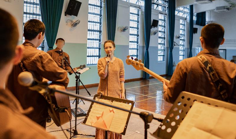 懲教署今日推出名為「舞台Reborn」短片，講述歌手關心妍與壁屋懲教所青少年在囚人士組成的樂隊一起演奏和合唱，透過音樂幫助他們更生。（懲教署圖片）