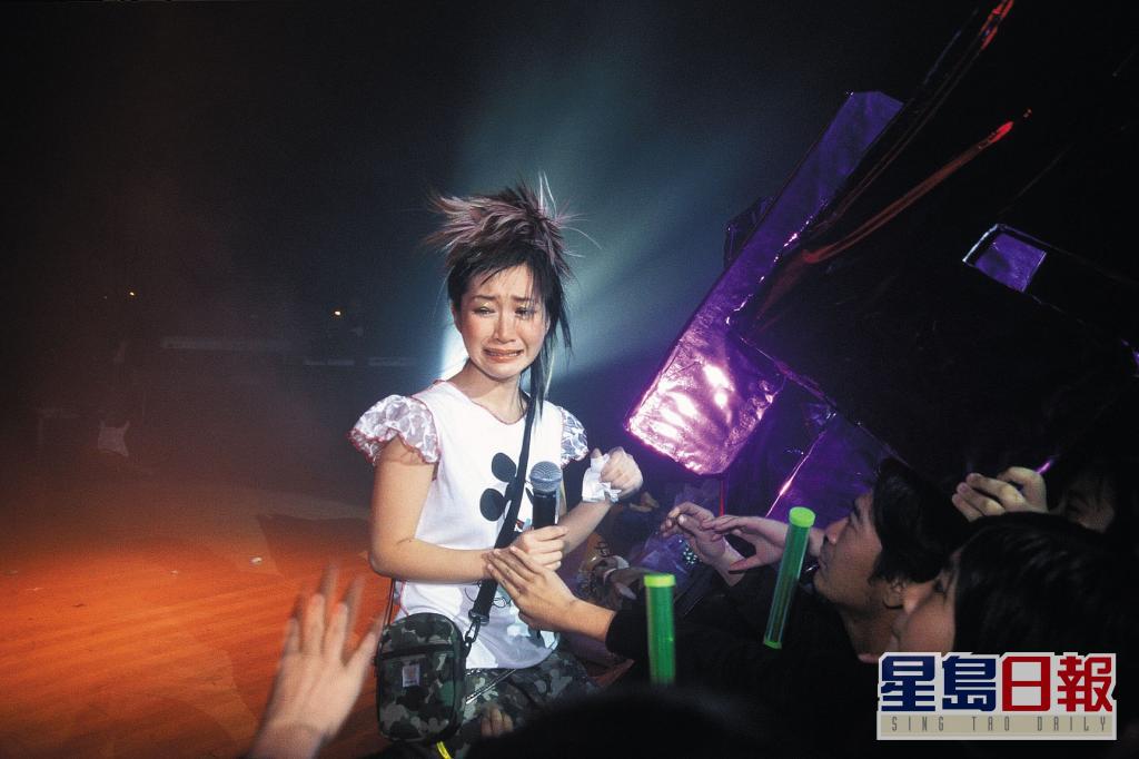 關心妍出道第2年經已舉行迷你音樂會，感動到喊。